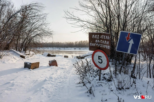 В холодное время года по мосту проехать нельзя | Источник: Алексей Волхонский / V1.RU