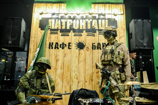 Компанию гостям кафе «Патронташ» составит «спецназ» | Источник: Максим Воробьев
