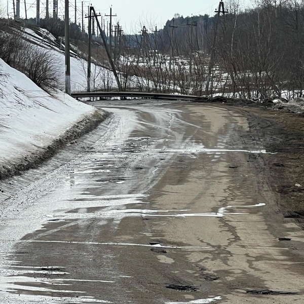 Дорога протягивается под ЖД мостом. Участок с резким поворотом и так затруднителен для водителей, а с многочисленными пробоинами стал еще опаснее | Источник: Читатель 76.RU