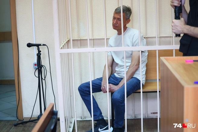 В банках обычно действует дресс-код, но сегодня обвиняемый выбрал более неформальный образ | Источник: Михаил Шилкин