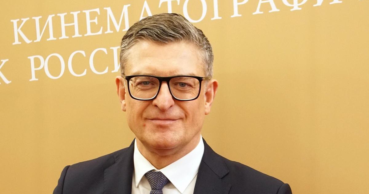 Как 55-летнему Сергею Комарову много лет удается скрывать жену и детей?