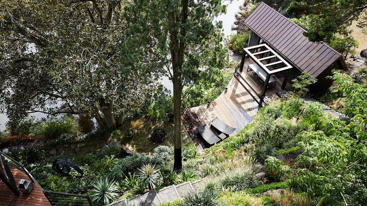Эклектичный сад на берегу реки в Австралии (фото 7)
