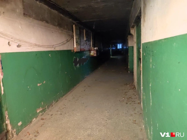 Внутри оно выглядит не лучше, чем снаружи | Источник: Денис Паустовский / V1.RU