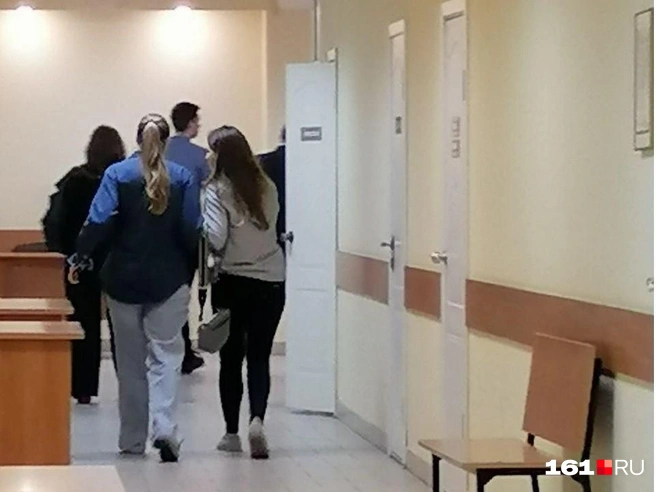 За четыре часа ожидания нервы у родни бывшего министра сдали | Источник: Сабина Бондарь / 161.RU