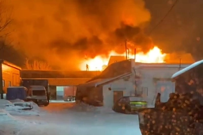 В Коле горит заброшенное четырехэтажное здание