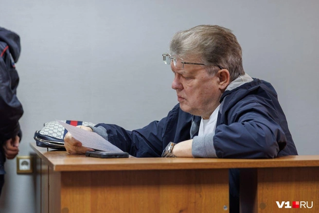 Обвиняемый внимательно ознакомился с речью своего адвоката, который говорил за двоих | Источник: Алексей Волхонский / V1.RU
