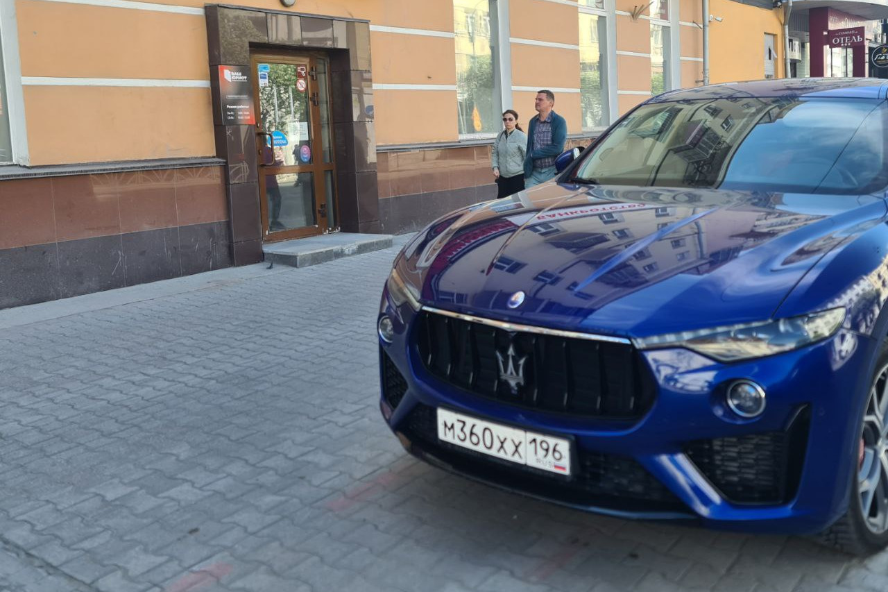 В центре Екатеринбурга водитель Maserati Levante припарковался на тротуаре  - 21 мая 2024 - Е1.ру