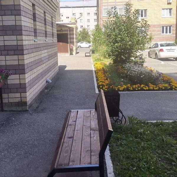 Недавно у дома поставили новые удобные скамейки  | Источник: Оксана Иващенко