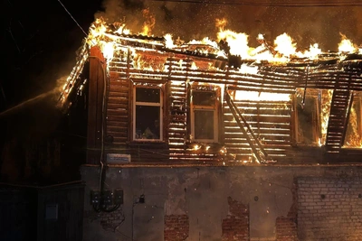 Деревянный дом сгорел в Скопине