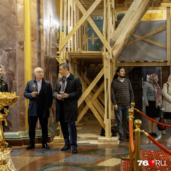 На панихиду пришел президент клуба «Локомотив» Юрий Яковлев | Источник: Александр Куренной / 76.RU