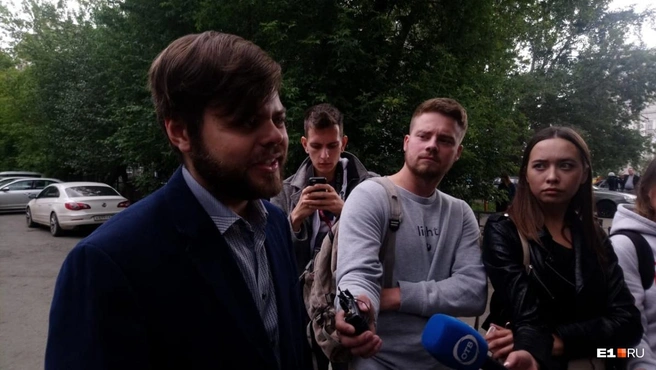 Адвокат Антон Штоль читал выводы медицинских экспертов. По его словам, они подтвердили, что у Пузырева не было никаких приступов | Источник: Роман Марьяненко / E1.RU