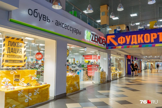 Над обувным магазином есть фудкорт | Источник: Кирилл Поверинов / 76.RU