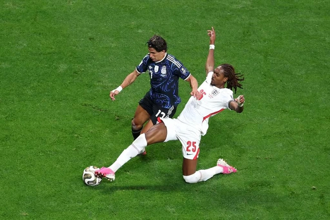 Англичанин Спенс останавливает аргентинца Симеоне | Источник: Fifa.com