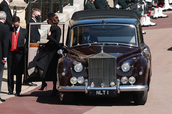 Фото №4 - Кейт Миддлтон в черном платье-пальто и в жемчужном колье на похоронах принца Филиппа