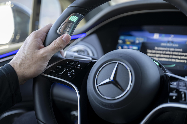 Mercedes-Benz обошел Tesla: теперь у S-класса и EQS есть настоящий автопилот