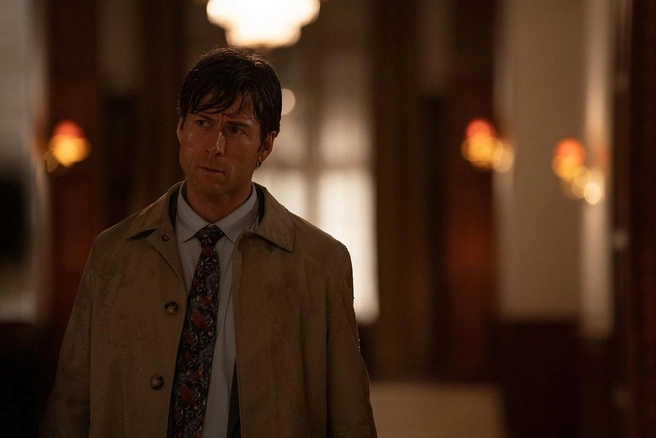 Глен Пауэлл идет по головам родственников в черной комедии «Наследник» | Источник: кадр из фильма