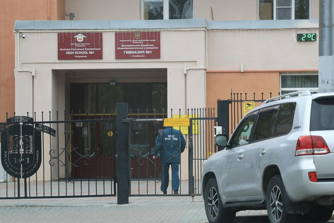 В школу приехали сотрудники МЧС | Источник: Михаил Шилкин