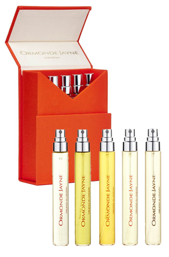 Travel Lab, Ormonde Jayne Дорожный парфюмерный набор в миниатюрах, емкостью по 8 мл. В подборке 5 ароматов-унисекс: Osmanthus (ноты османтуса, помело и водной лилии), Frangipani (лайм, франжипани и липовый цвет), Champaca (белая фрезия, зеленый чай, мирра), Ta'if (ноты амбры и сливочного дрока) и Qi (ноты чая и фрезии).
Цена: 7990 руб.
Где купить: эксклюзивно в бутиках Molecule