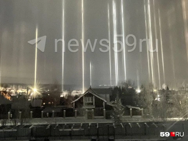 Небо как будто пронзили лазеры | Источник: Марина Беккер, читатель 59.RU