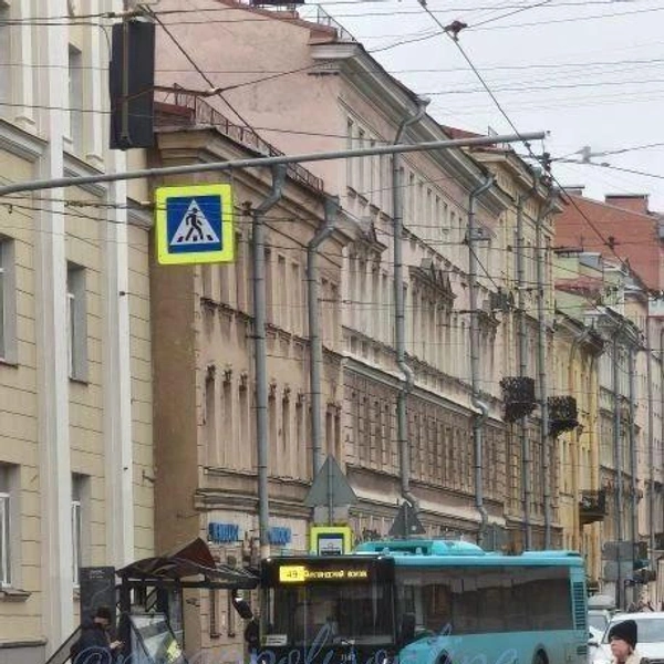 Не рассчитал габариты. Автобус разбил трамвайную остановку на Садовой | Источник: Мегаполис | ДТП и ЧП | Санкт-Петербург | Питер