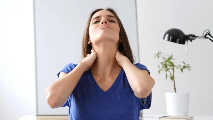 что делать, если затекла шея | Источник: iStock/yourstockbank