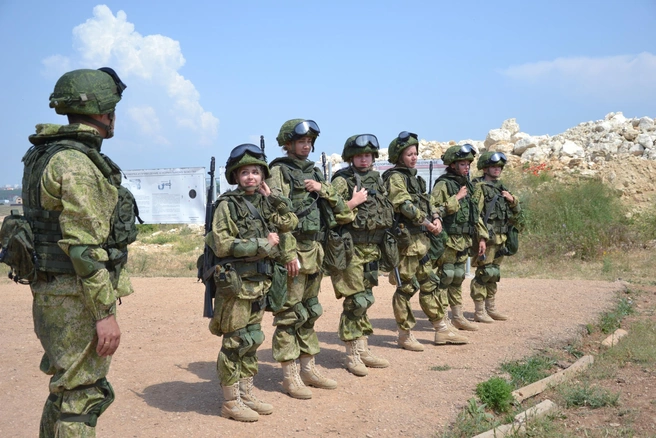 Девушек учат военным дисциплинам | Источник: ТНТ