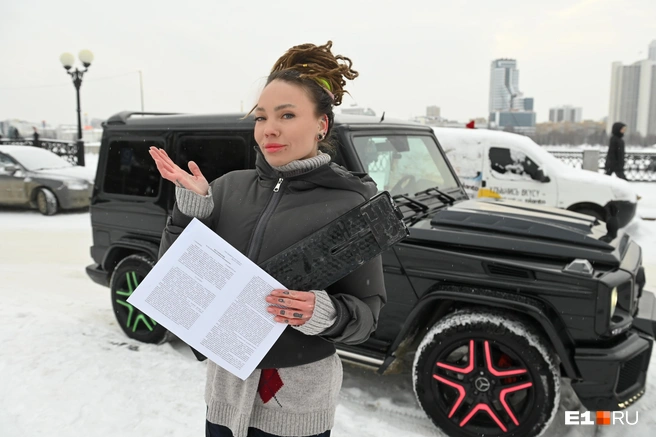 Света Ананас и судебное решение, по которому ей запретили садиться за руль | Источник: Дмитрий Емельянов / E1.RU