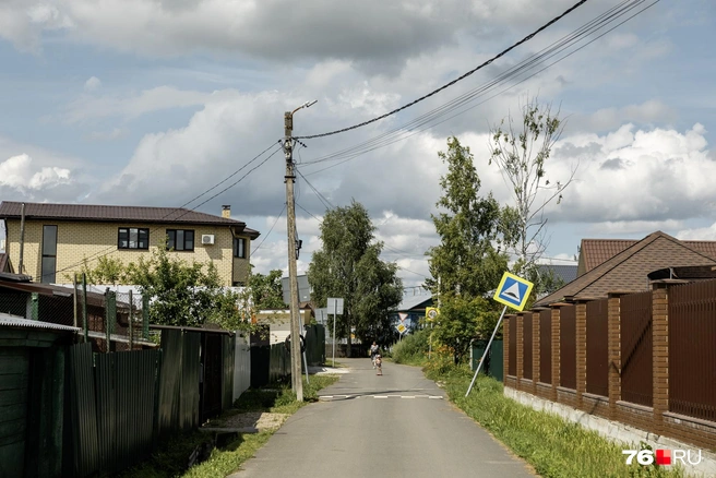 В глубине поселка есть асфальтированная улица | Источник: Александр Куренной / 76.RU