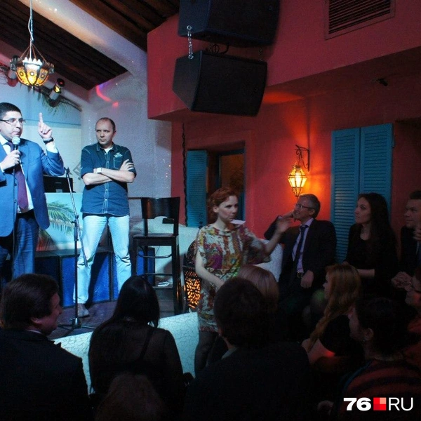 На дебатах собирались депутаты, музыканты, блогеры, люди культуры и светские персоны города. На фото даже есть один ныне иноагент Андрей Алексеев (признан в РФ СМИ&nbsp;— иностранным агентом в 2021 году) | Источник: Анна Ёлкина / 76.RU 