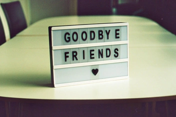 Мини-тест: Укажите, как прощаетесь с людьми, а нейросеть составит ваш психологический портрет