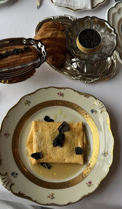 В меню много блюд с черной икрой и других деликатесов | Источник: bemu.bistro / Instagram.com (экстремистская организация, деятельность запрещена на территории РФ)