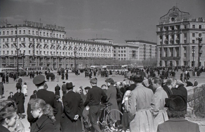 1961 год. Горожане прогуливаются на площади Революции в выходной день  | Источник: В. Георгиев, фонды ОГАЧО