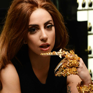 Леди Гага просит оставить Майли Сайрус в покое