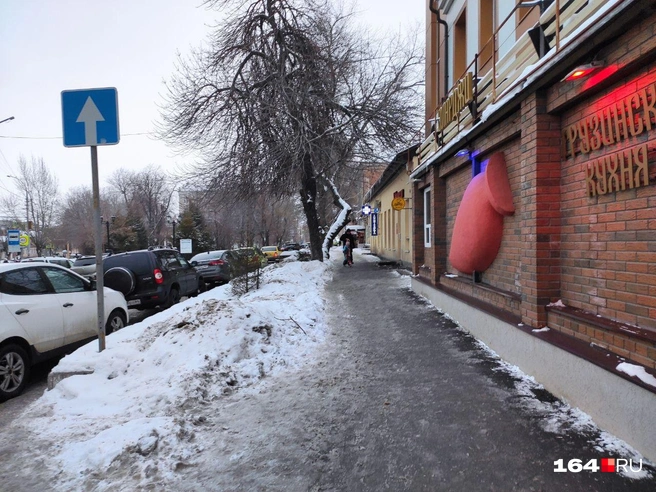 Саратовцы рассчитывают, что в других городах не будет разбитых летом и скользких зимой тротуаров | Источник: Сергей Петунин / 164.RU