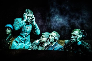1 сентября Московский драматический театр «Модерн» представит премьеру спектакля «Цветы нам не нужны»