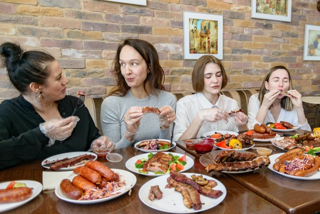 Сотрудники НГС попробовали мясо из популярного ресторана | Источник: Виктор Храмов