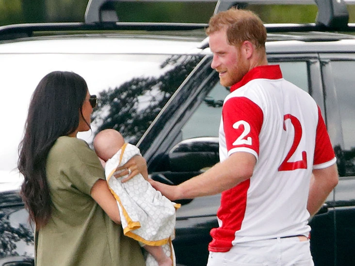 Принц Гарри и герцогиня Меган с сыном Арчи в Уокингеме, 10 июля 2019