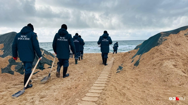 Сотрудники МЧС идут убирать пляжи | Источник: Никита Зырянов / 93.RU