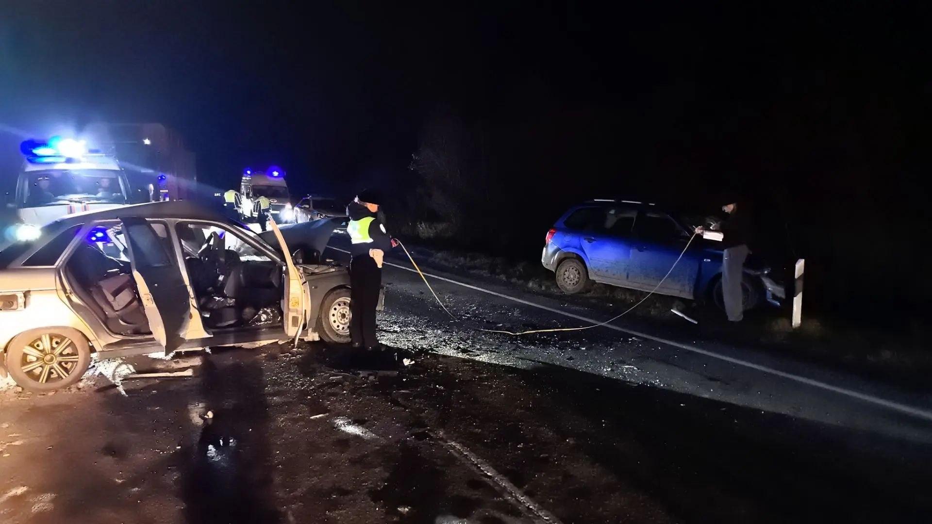 «ВАЗ» вылетел на встречку и устроил смертельную аварию на уральской трассе — кадры