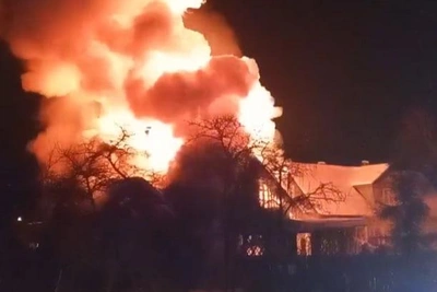 В Мартышкино полностью сгорел частный дом