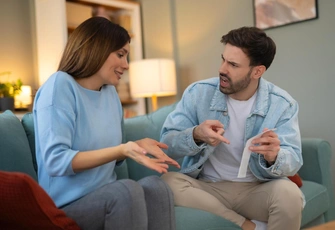 «Как только меня повысили, он предложил пожениться и вместе платить за ипотеку»: историю читательницы комментирует психолог