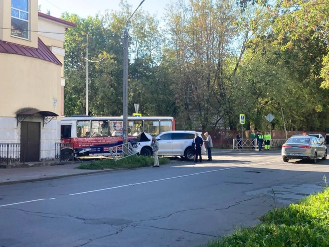 После столкновения с иномаркой автобус врезался в стену дома | Источник: прокуратура Ярославской области / T.me