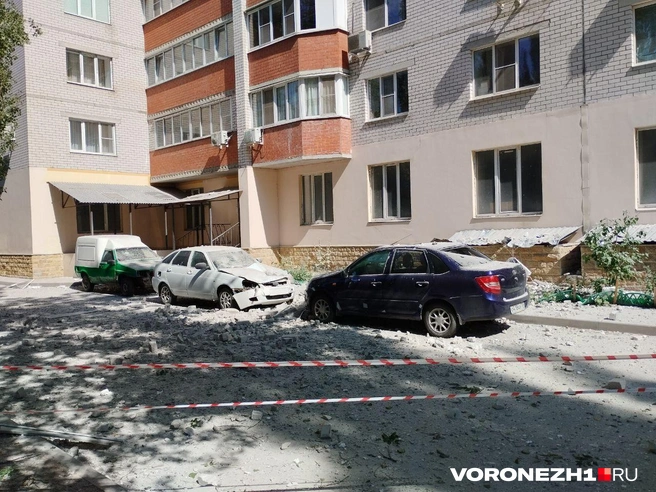 Пока насчитали четыре поврежденные машины | Источник: Дмитрий Волгин / Voronezh1.ru