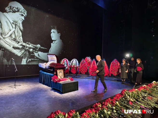 Радий Хабиров попрощался с народным артистом | Источник: Булат Салихов / UFA1.RU