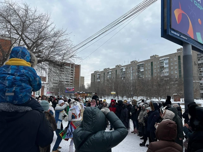 Танцоры выступают перед собравшимися зрителями. | Источник: Анна Скок / NGS.RU