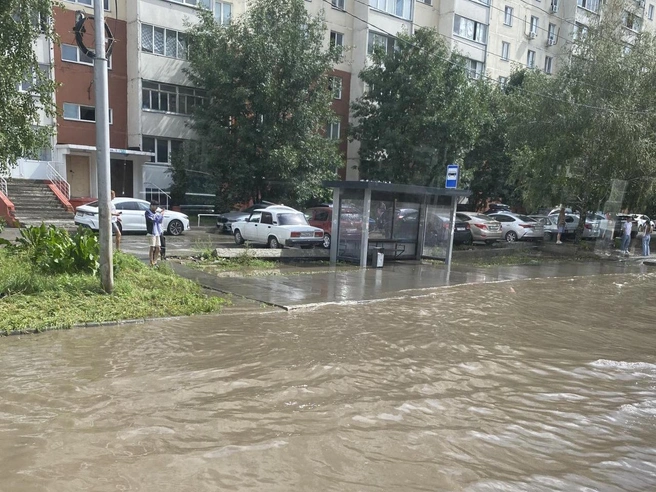 Вода подобралась к остановочному пункту | Источник: Читатель НГС