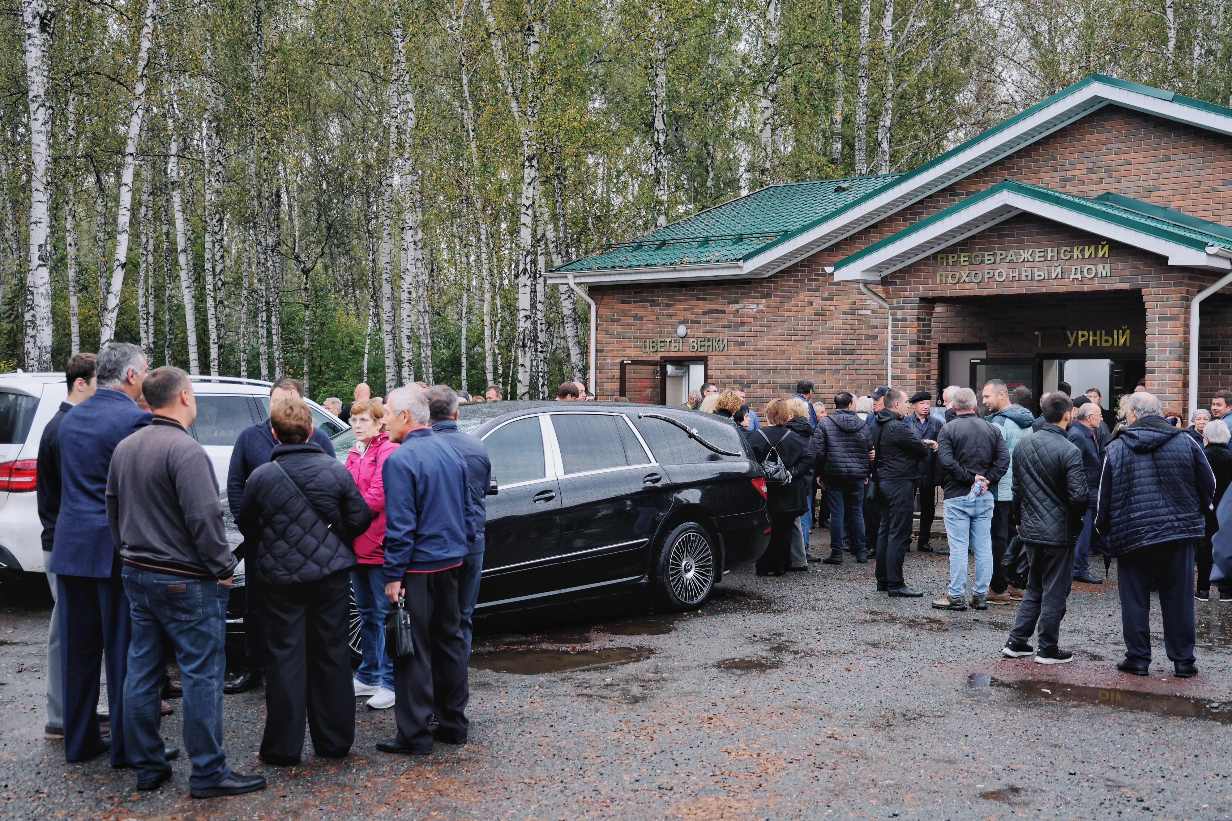 «Если однажды встретились с ним, точно ни с кем не перепутаете»: в Челябинске похоронили Андрея Косилова. Смотрим, кто пришел