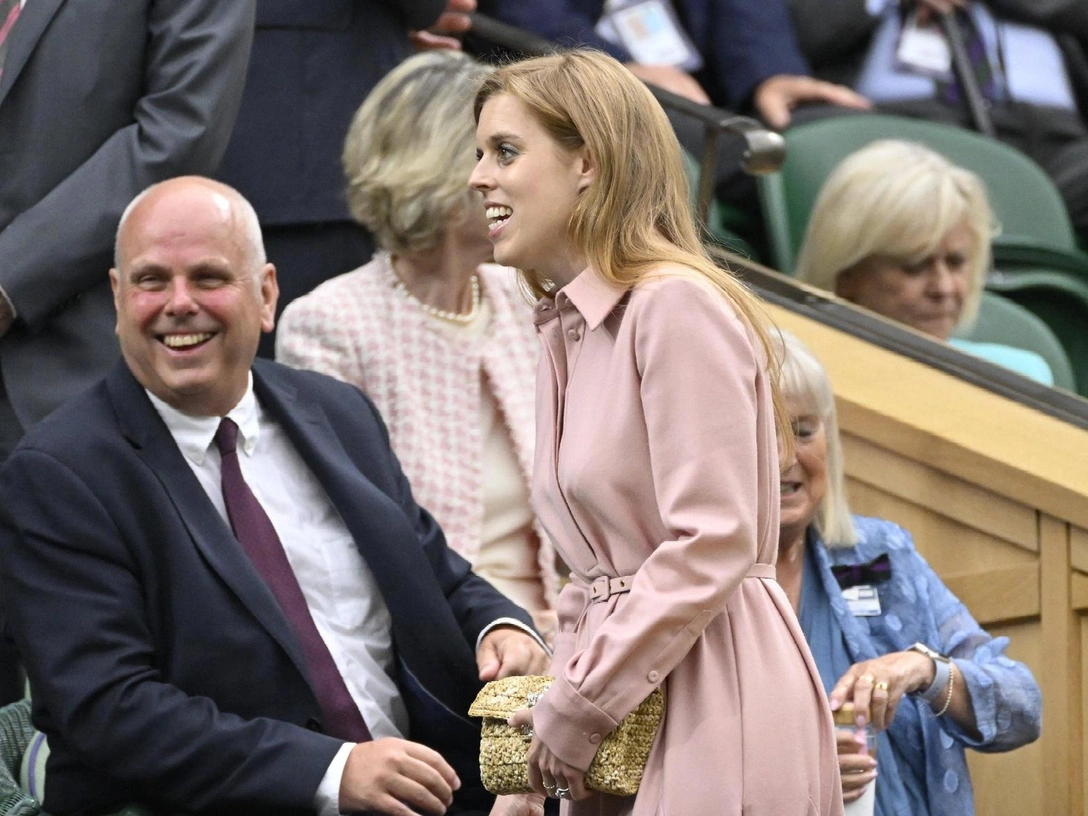 Принцесса Беатрис в королевской ложе во время мужского полуфинала на 12-й день Уимблдонского чемпионата 2023 года во Всеанглийском клубе, 14 июля 2023 | marieclaire.ru