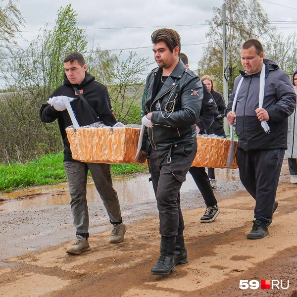 Гроб с телом Нади погрузили в серую буханку и увезли на кладбище | Источник: Тимофей Калмаков / 59.RU