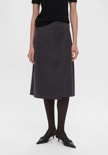 Миучча Прада и ее главный модный секрет — идеальная миди-юбка Миучча Прада и ее главный модный секрет — идеальная миди-юбка